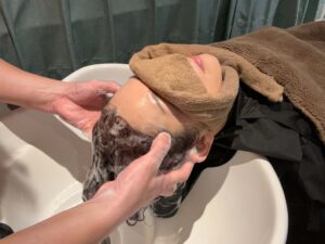 浦和の若返り美容室ラソルで行う極上ヘッドスパの施術風景
