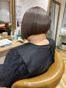 白髪を隠さず自然にぼかし、後ろ姿まで若々しく見える40代女性の艶髪 