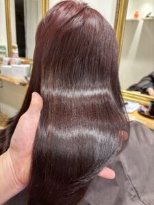 1年間のケアで髪質改善し、艶と柔らかさが戻った40代女性のアフター
