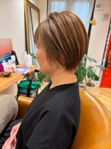 浦和の美容室ラソル 50代白髪ぼかしショート 上品なハイライトカラー