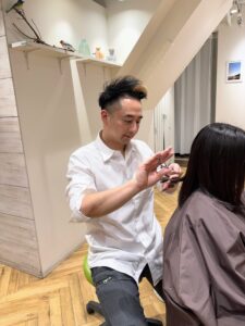 美容室でカットをされる40代女性